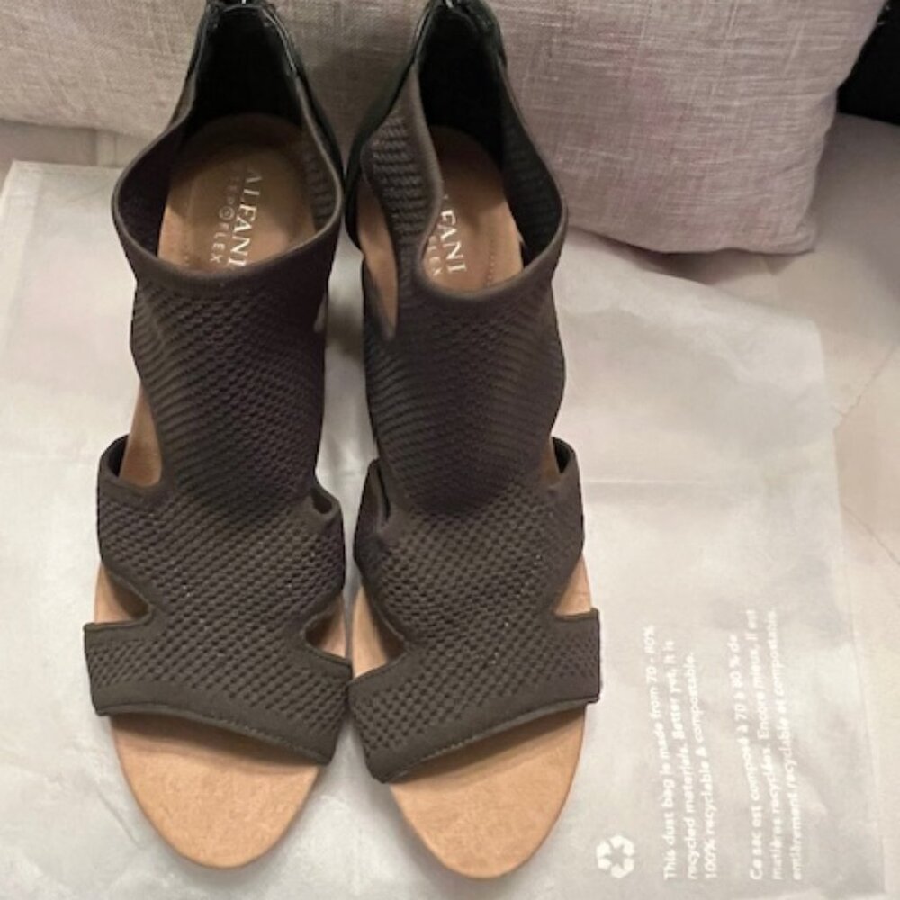 Alfani Step Flex Pennii Wedge Olive Sandal Size 8.5 - NEW